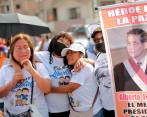 Simpatizantes de Fujimori se han manifestado a las afueras del penal Barbadillo, en Lima (Perú), por la liberación del expresidente. FOTO: EFE/ Luis Angel Gonzales