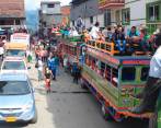 En vehículos escalera los campesinos de Ituango, un grupo de 847 personas, iniciaron este domingo el regreso a sus territorios tras el desplazamiento de la última semana. FOTO Cortesía Juan Luis Londoño