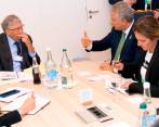 En Davos el presidente Iván Duque conversó con Bill Gates, fundador de Microsoft. FOTO tomada del Twitter de Iván Duque
