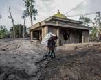 Varios poblados de Indonesia quedaron cubiertos por la ceniza volcánica. FOTO: EFE.