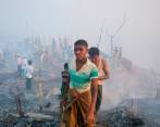 Refugiados rohingyas buscan sus pertenencias después de que estallara un incendio en el campo de refugiados de Balukhali en Ukhia, Cox’Äôs bazar, Bangladesh. FOTO EFE