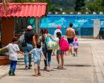 Las familias aprovechan estas fechas para las vacaciones en familia y los especialistas recomiendan prestarle más atención a los más pequeños de la casa. FOTO: CARLOS VELÁSQUEZ.