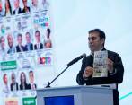 El registrador Alexander Vega presentó el tarjetón electoral con los ocho aspirantes a la Presidencia. FOTO Colprensa