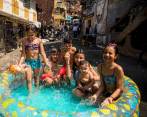Niños felices en sus piscinas inflables fue una constante en el recorrido que realizamos por los barrios de Medellín. Foto: Carlos Velásquez