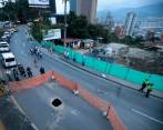 El fenómeno, conocido como subsidencia, provocó la socavación del carril ascendente y el hundimiento en un sector de la calzada. FOTO CARLOS VELÁSQUEZ