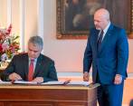 El presidente de la República, Iván Duque, y el fiscal de la Corte Penal Internacional, Karim Khan, firmaron un acuerdo para continuar la cooperación en temas de paz y justicia. FOTO cortesía presidencia