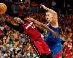 Nikola Jokic (azul) es el jugador más influyente de los Denver Nuggets. FOTO AFP