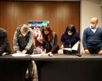 Delegados de Fecode y del Ministerio de Educación Nacional firman el acuerdo pactado.