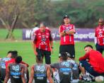 El técnico Hernán Darío Gómez, durante su primera práctica al frente del Junior de Barranquilla. FOTO @JuniorClubSA