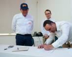 El presidente (e) de la Agencia Nacional de Infraestructura, Jinathan Bernal, firma el acta el acta de inicio del contrato del proyecto‘Recuperación de los ecosistemas degradados del Canal del Dique’, una iniciativa públicoprivada que restaurará los ecosistemas y estará a cargo de la concesionaria Ecosistemas del Dique. FOTO Cortesía