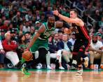 El ganador de la serie entre los Boston Celtics y los Miami Heat jugará la final ante los Denver Nuggets. En la imagen, Jaylen Brown (7) y Duncan Robinson. FOTO AFP