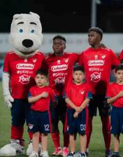 Sebastián Gallego en la salida de los jugadores del DIM junto a su hermano, ambos con las camisetas 12 y 13 junto a Keiner Klinger y Jhon Montaño, en los actos protocolarios en el estadio de Ditaires. FOTO PANTALLAZO