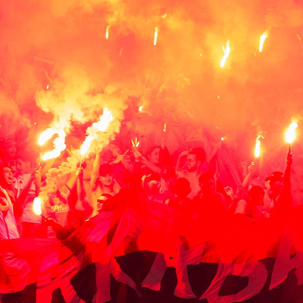 La mayor muestra de la ineficiencia de los controles contra la venta y distribución de pólvora se evidenció en la final de la Copa Colombia entre Medellín y Atlético Nacional el pasado 17 de diciembre en el estadio Atanasio Girardot. Hubo cinco quemados. FOTO: CAMILO SUÁREZ