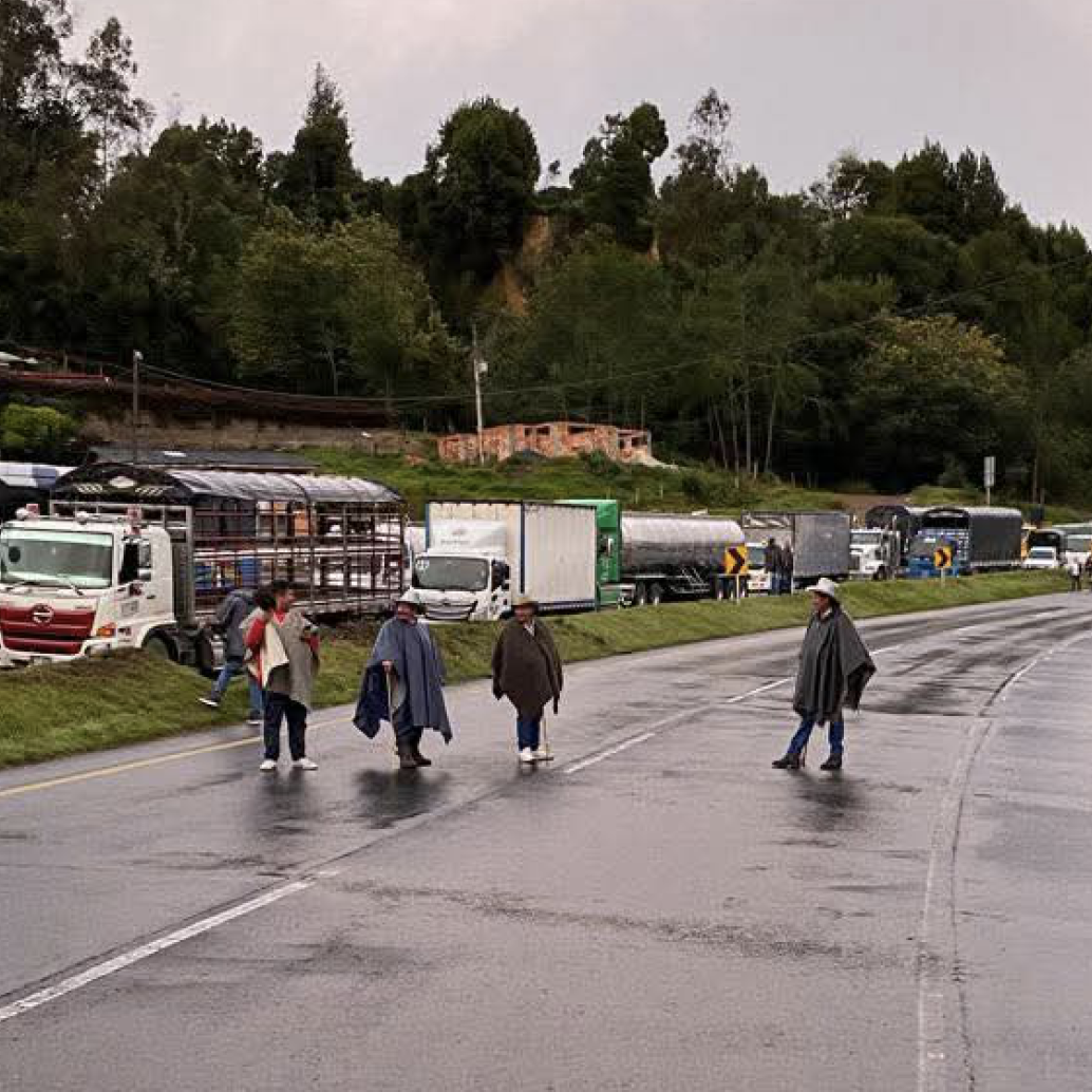 Cientos de vehículos particulares, de pasajeros y de mercancía, están represados en el bloqueo del paro de los campesinos parameros, que están a la altura del Puente de Boyacá. FOTO: Tomada de X.