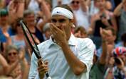  Federer celebra después de ganar su partido de cuarta ronda contra el jugador estadounidense Pete Sampras en el Campeonato de Tenis de Inglaterra en Wimbledon el lunes 02 de julio de 2001. Foto: EFE. 
