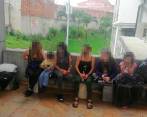 Las mujeres han pasado las últimas noches durmiendo en las afueras de la sala de denuncias del búnker de la Fiscalía, en Medellín. FOTO: CORTESÍA.