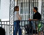 En la imagen tomada el jueves aparece Alexandra Agudelo conversando con Thomas Dangel en el balcón en la sede de campaña de Albert Yordano Corredor, FOTOS el colombiaño