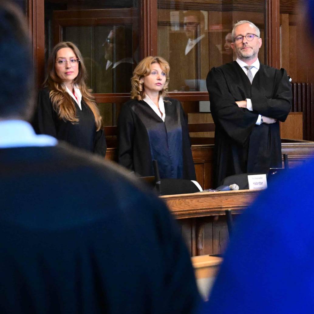 Los abogados designados por el tribunal, Klaudia Dawidowic (de izquierda a derecha), Ria Halbritter y Christoph Stoll, esperan el inicio del juicio contra un médico de cuidados paliativos presuntamente acusado de matar a 15 pacientes con inyecciones letales. FOTO: AFP