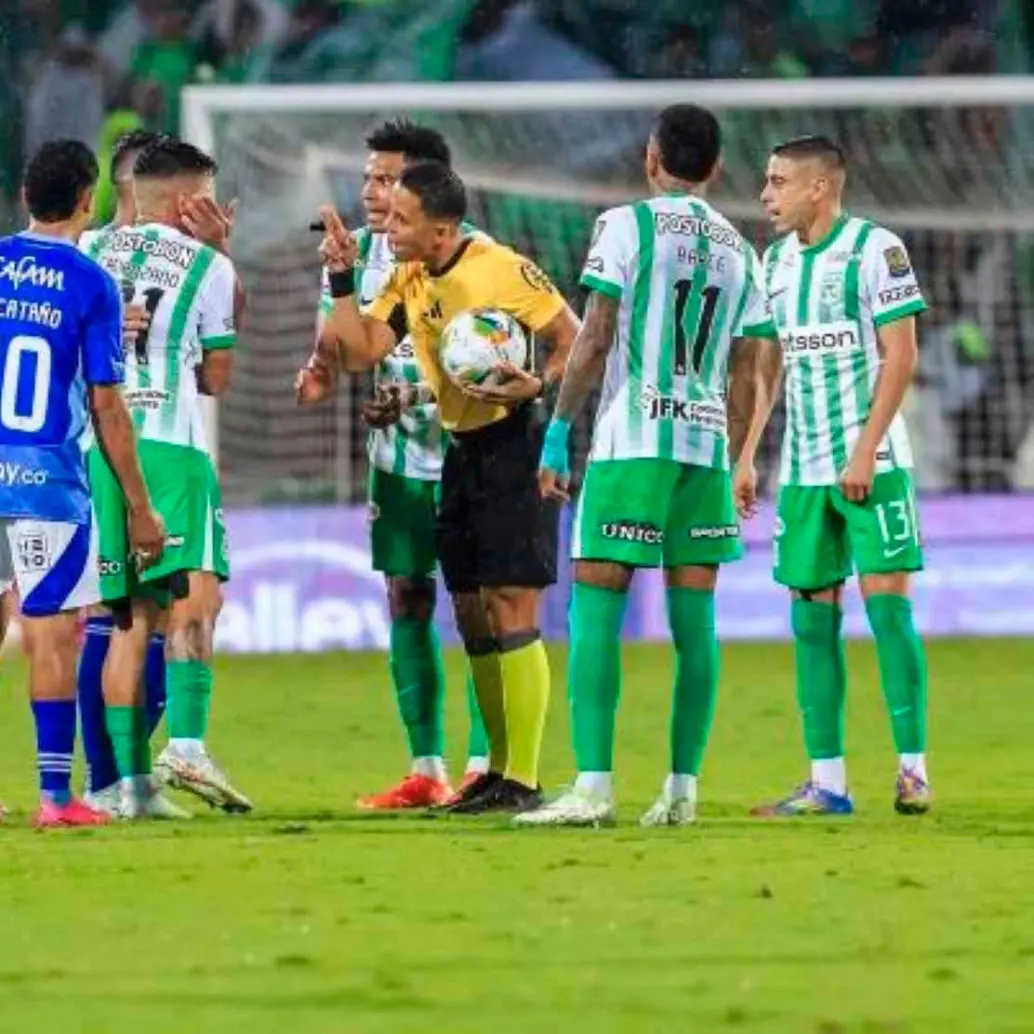 Una d las reglas que se modificará para la Liga Betplay 2 esta relacionada con el reclamo al árbitro, los jugadores no podrán rodear al central, tan solo el capitán puede dialogar con el colegiado. FOTO CAMILO SUÁREZ 