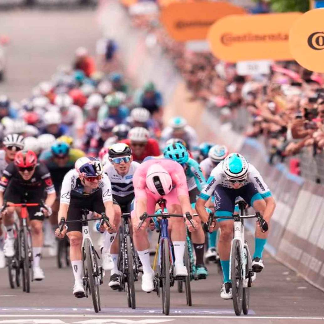 Este es el momento en el que Mads Pedersen ganó la quinta etapa del Giro de Italia. FOTO: Tomada de X @faustocoppi60