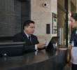 La validación de identidad y antecedentes de quienes ingresan a los hogares es una de las medidas recomendadas para fortalecer la seguridad residencial. Foto: Limpiafy.