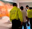 Momento en el que agentes de la Policía irrumpieron en el motel en el que se presume eran explotadas sexualmente niñas. FOTO: Cortesía Policía