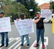 Los padres y allegados a las víctimas del accidente del 14 de dciembre bloquearon parcialmente la vía aledaña al colegio. FOTO: CORTESÍA