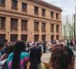 Cerca de 150 contratistas del Programa de la Unidad de Atención Integral (UAI) se ubicaron afuera del edificio Vásquez, donde opera la Secretaría de Educación de Medellín. FOTO: CORTESÍA