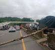 Camiones de carga enfrentan demoras de hasta ocho horas en el corredor vial hacia Buenaventura por bloqueos y congestión. FOTO COLFECAR.