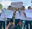 Estudiantes de la Institución Educativa La Trinidad piden que se les garantice el servicio de aseo en su colegio. FOTO: CORTESÍA PADRES DE FAMILIA