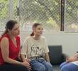 María Isabel Taborda Bernal y su madre, Astrid Bernal, junto al doctor Jaime Alberto Ramírez, cirujano de trasplantes del Hospital Infantil San Vicente Fundación, quien lideró el equipo de más de 30 especialistas que realizó el primer autotrasplante hepático pediátrico de Colombia. FOTO: Cortesía.