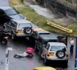 En el incidente se vio como un motociclista cayó al piso y se deslizó por varios metros. FOTO: imagen tomada de redes.