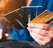 Las tarjetas de crédito premium ofrecen beneficios como acceso a salas VIP, millas y seguros de viaje, pero exigen cumplir las condiciones de ingresos y capacidad de pago de cada entidad financiera. FOTO MAGNIFIC