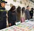 Las detenidas junto al presunto coordinador de la banda. Además de varios elementos incautados. FOTO: Cortesía
