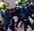 El sujeto salió hasta con casco de la policía puesto para evitar ser agredido. FOTO: Captura de video