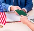 Persona solicitando visa H-1B para acceder a un trabajo en Estados Unidos. FOTO: GETTY