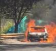 El vehículo se incendió sobre la calzada oriental de la vía que lleva al sur del Aburrá. FOTO: Cortesía Denuncias Antioquia