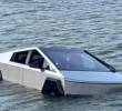 La camioneta quedó atrapada y comenzó a inundarse mientras avanzaba en el agua. FOTO: Departamento de Policía de Grapevine