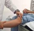 Los especialistas recomiendan consultar al médico si un niño presenta dolor persistente, dificultad para caminar o una masa que aumenta de tamaño, ya que estos síntomas podrían ser señales de un sarcoma. FOTO: Hospital San Vicente Infantil.