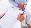 Un médico evalúa a un trabajador durante una consulta ocupacional, una de las nuevas exigencias tras una incapacidad prolongada. FOTO: SHUTTERSTOCK