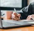 Las ofertas laborales de fin de semana benefician especialmente a jóvenes, madres cabeza de hogar y personas con tiempo limitado. FOTO: Stock Adobe