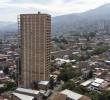 El edificio Berlín, en Aranjuez, tiene licencia para construir 31 pisos, 180 viviendas, cuatro locales comerciales, ocho oficinas y solo 15 parqueaderos para carros. En el primer piso funciona un D1. <b> </b>FOTO Camilo Suárez.