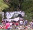 Así quedó el camión tras el accidente sufrido y que fue aprovechado por la gente para rapiñar los elementos que cargaba. FOTO: Cortesía Denuncias Antioquia