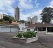 La casa campestre tiene amplias zonas verdes y piscinas. Está ubicada en una zona exclusiva de El Poblado. Foto: Cortesía