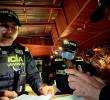Agentes de Policía realizan revisión de uno de los establecimientos en Rionegro. FOTO: Cortesía