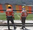 Obreros del Distrito realizan las labores desde la parte alta del estadio Atanasio Girardot. FOTO: Horus Thor Amaya.