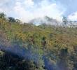 En la parte central se aprecia la humareda que produce la conflagración de esta tarde en el Alto de Boquerón. FOTO: CORTESÍA DAGRD