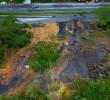 En el sector de Las Chachas, de Sabaneta, hay riesgo por un alud que afecte la vía, se lleve la infraestructura eléctrica y dañe casas y negocios. FOTO Manuel Saldarriaga