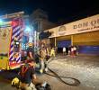 Bomberos de Medellín atendiendo la emergencia en la glorieta de don Quijote. FOTO: Cortesía.