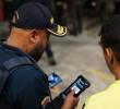 Bitmap es una tecnología de cotejo biométrico que permite a las autoridades identificar en retenes y controles a extranjeros con procesos judiciales, alertas migratorias o circulares de Interpol. FOTO AFP y CORTESÍA